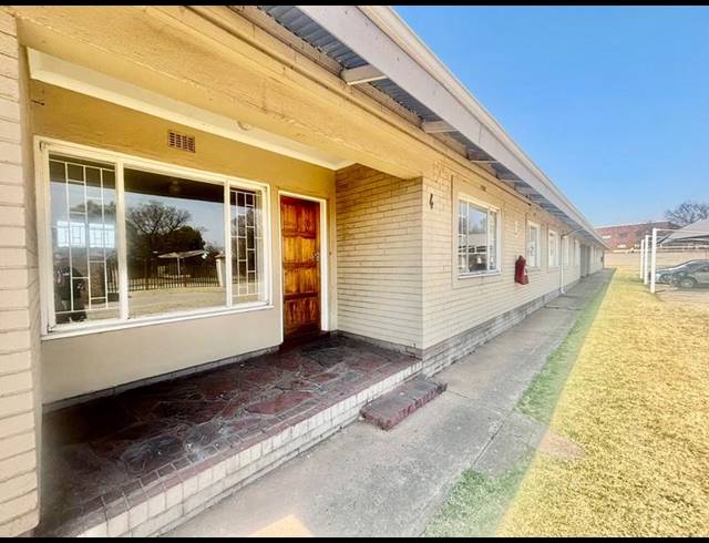 2 BEDROOM TOWNHOUSE FOR SALE IN VANDERBIJLPARK CW 5